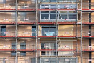 Échafaudage monté au pied d'une façade en limite de propriété